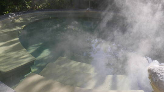 热气腾腾的温泉泡池