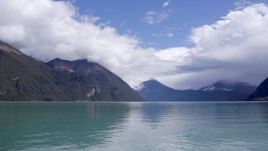 西藏林芝巴松措湖水风景