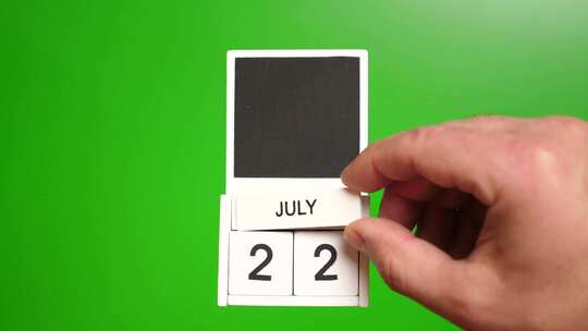 07.绿色背景上日期为7月22日的日历。