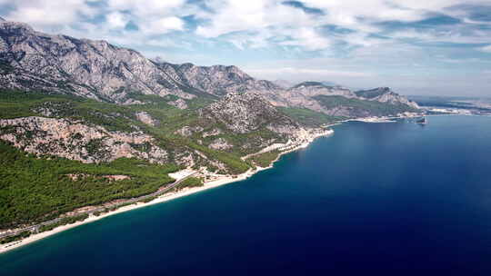 海岛土耳其海滩自然山景戏剧性的天空空中全景视图