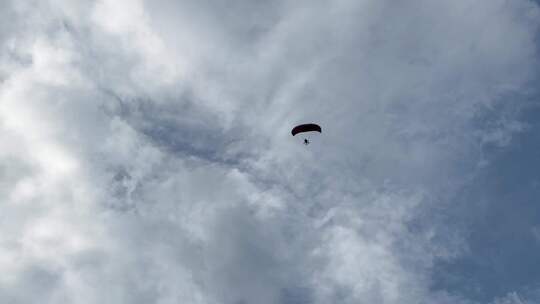 天空中的滑翔机视频素材模板下载