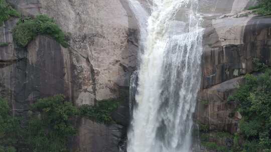 雨后泰山，飞瀑流泉