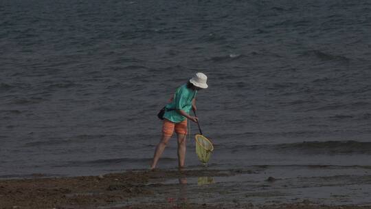 海边捞鱼的人