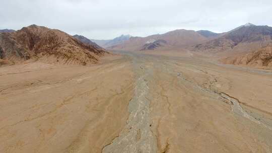 青藏高原三江源峡谷雪山航拍