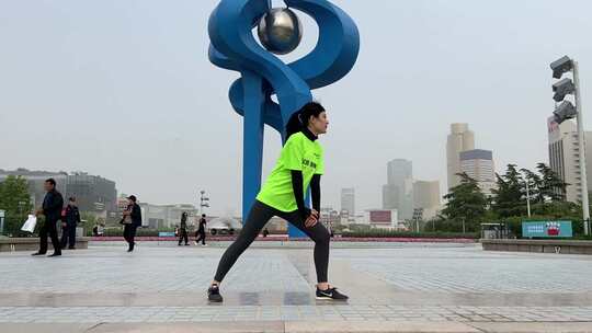 跑步爱好者女孩，济南大明湖景区跑步高清在线视频素材下载