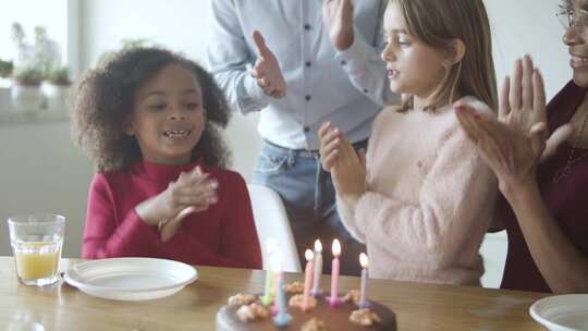 庆祝生日的家人鼓掌