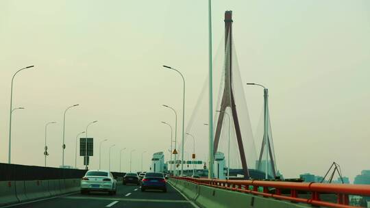 车开在杨浦大桥上