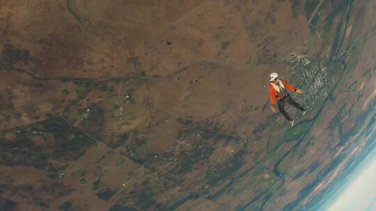 航拍男孩在外太空跳伞