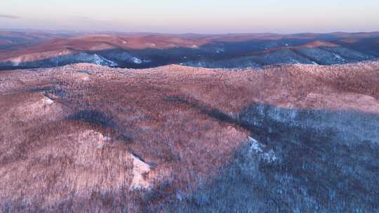 夕阳下的大兴安岭林海雪原