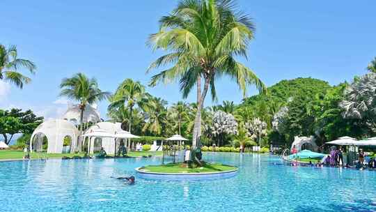 海南三亚高端园林酒店椰子树泳池大海