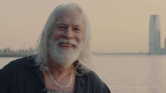 银发老人在海边开心的歌唱视频素材模板下载