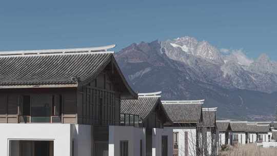 航拍雪山脚下房屋建筑