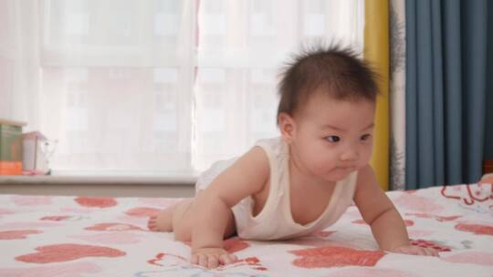 亚洲中国婴儿学爬行—人生成长——温馨