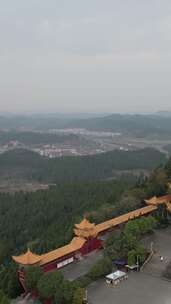 竖版航拍四川遂宁灵泉寺风景区