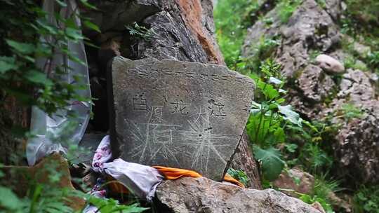 流动溪水特写