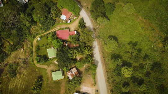 无人机飞越热带岛屿上一个美丽的村庄。