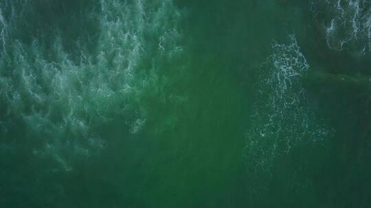海浪飞溅的无人机视图