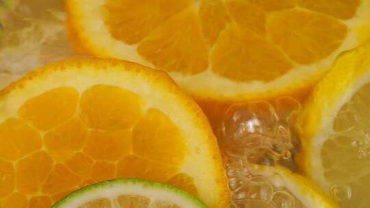 用柠檬和橙子烹饪柠檬水