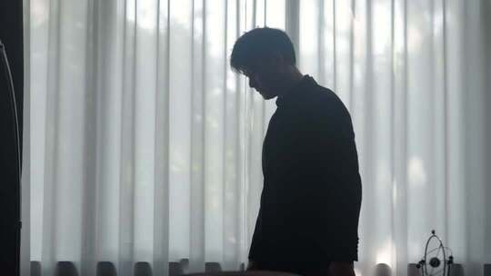 男人窗边烦恼焦虑裁员浪潮