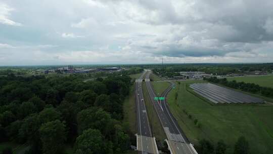 超车拍摄的太阳能电池板路边上绿地，俄亥俄州美国视频素材模板下载