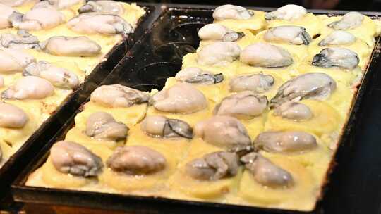 海南三亚夜市美食碳烤生蚝扇贝海胆海鲜美食