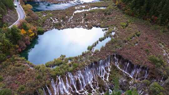 航拍九寨沟秋天诺日朗瀑布镜海彩林水景秋景