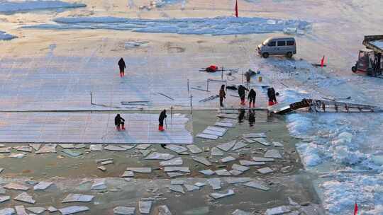 中国黑龙江哈尔滨冰雪大世界采冰航拍