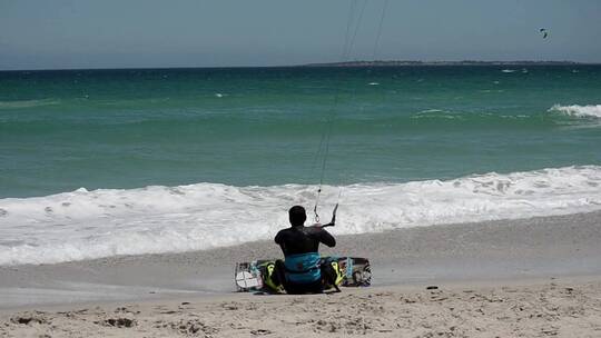 男人在海里放风筝冲浪