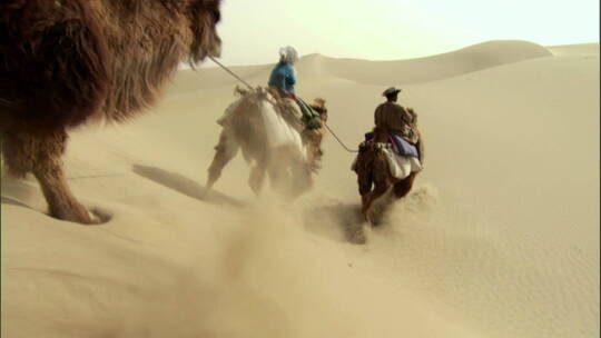 沙漠里的骆驼商队视频素材模板下载