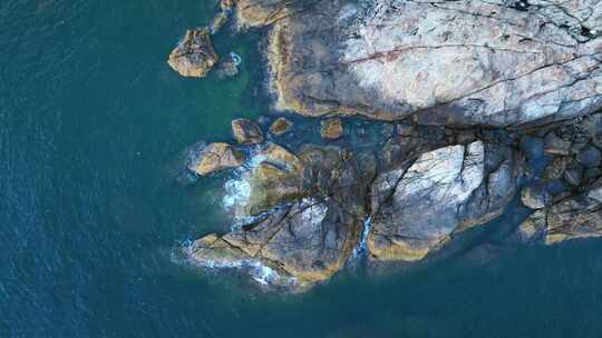 广东上川岛海岸线海浪拍打礁石航拍旅拍素材