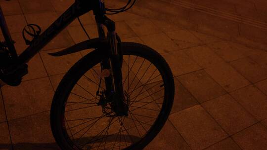 夜晚路边的单车