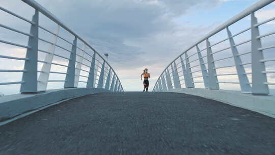 女子跑步和训练，城市大桥跑步