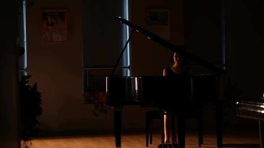 唯美钢琴师弹钢琴情绪大片