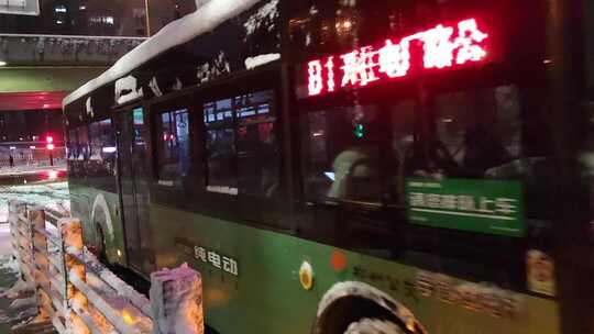 冰天雪地行驶的公交车视频素材模板下载