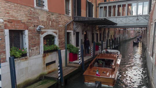 市民驾驶小船在威尼斯河道行驶