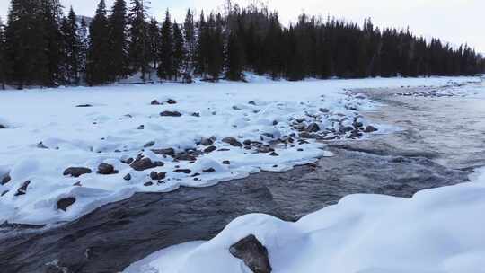 航拍新疆冬季喀纳斯湖雪景雪山森林冰河晨雾