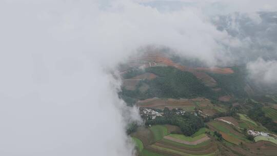 云南旅游风光宣传东川红土地云雾村庄田野