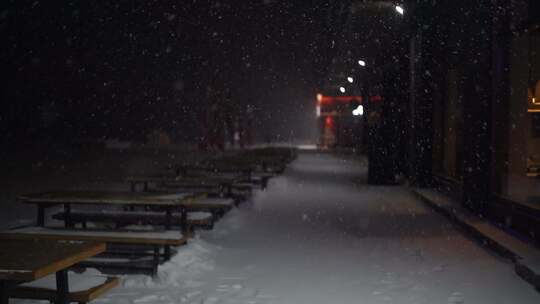 崇礼云顶滑雪场夜晚下雪路灯雪夜