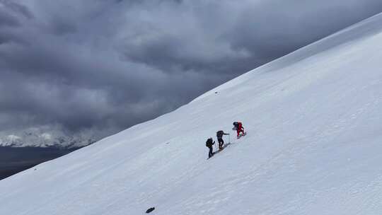 航拍攀登慕士塔格峰雪山冰川的登山队