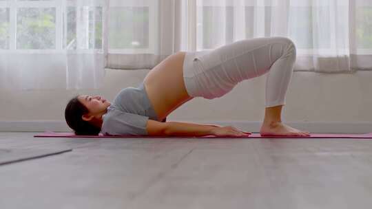 孕妇在做瑜伽视频素材模板下载