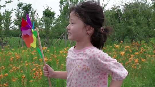 小孩子风车草地奔跑童年视频素材模板下载