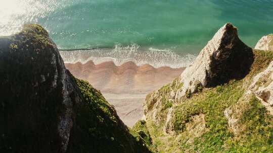 悬崖顶有陡峭的山峰通向海岸