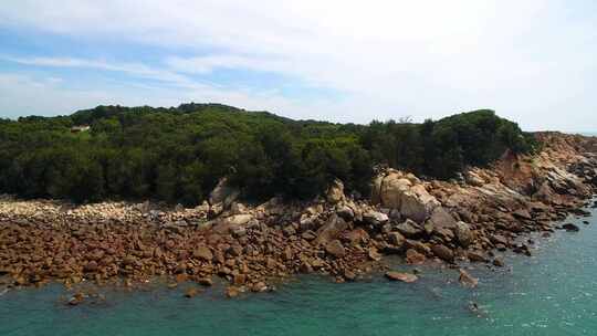 航拍平潭岛礁石上的石头厝与渔港沙滩北港村