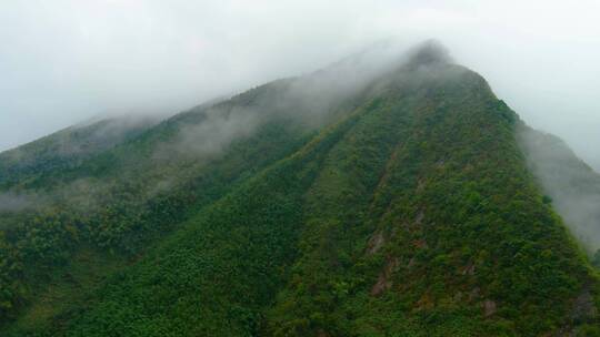 雨后山上云雾缭绕