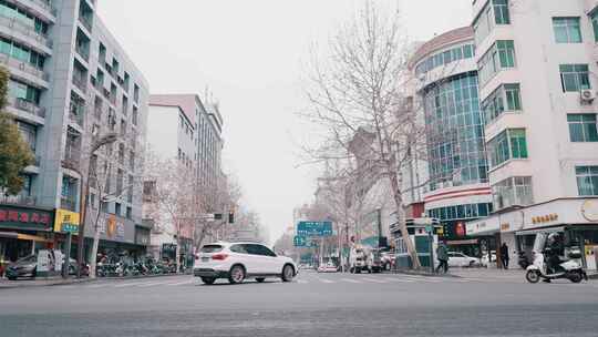 街道 街景 慢动作 车辆经过 天空