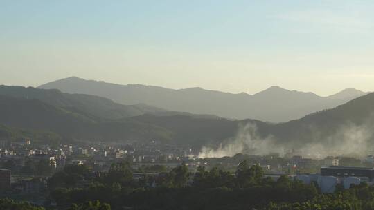 傍晚乡村山里小镇烟雾山天空云黄昏烟火气息