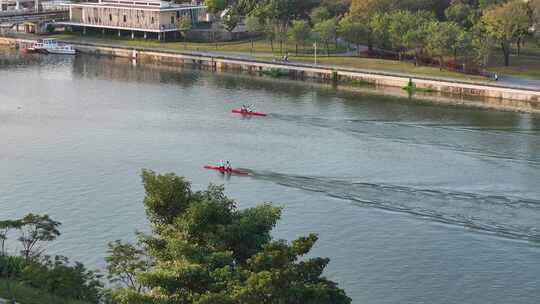 皮划艇运动员在水上训练