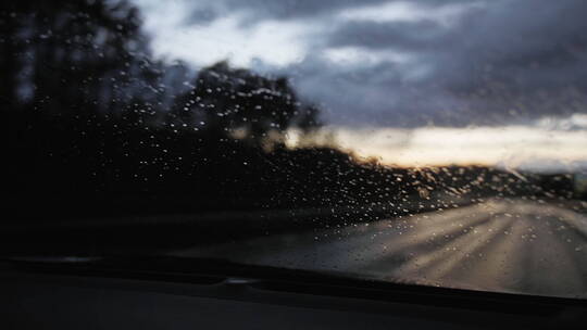 挡风玻璃上的雨