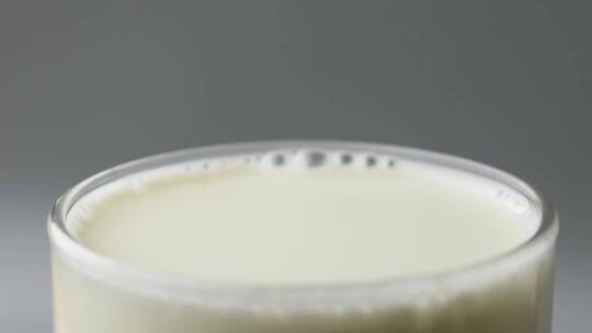 慢镜头拍摄一滴牛奶落到液面视频素材模板下载
