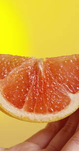 2K竖屏高速摄影一片橙子挤出橙汁